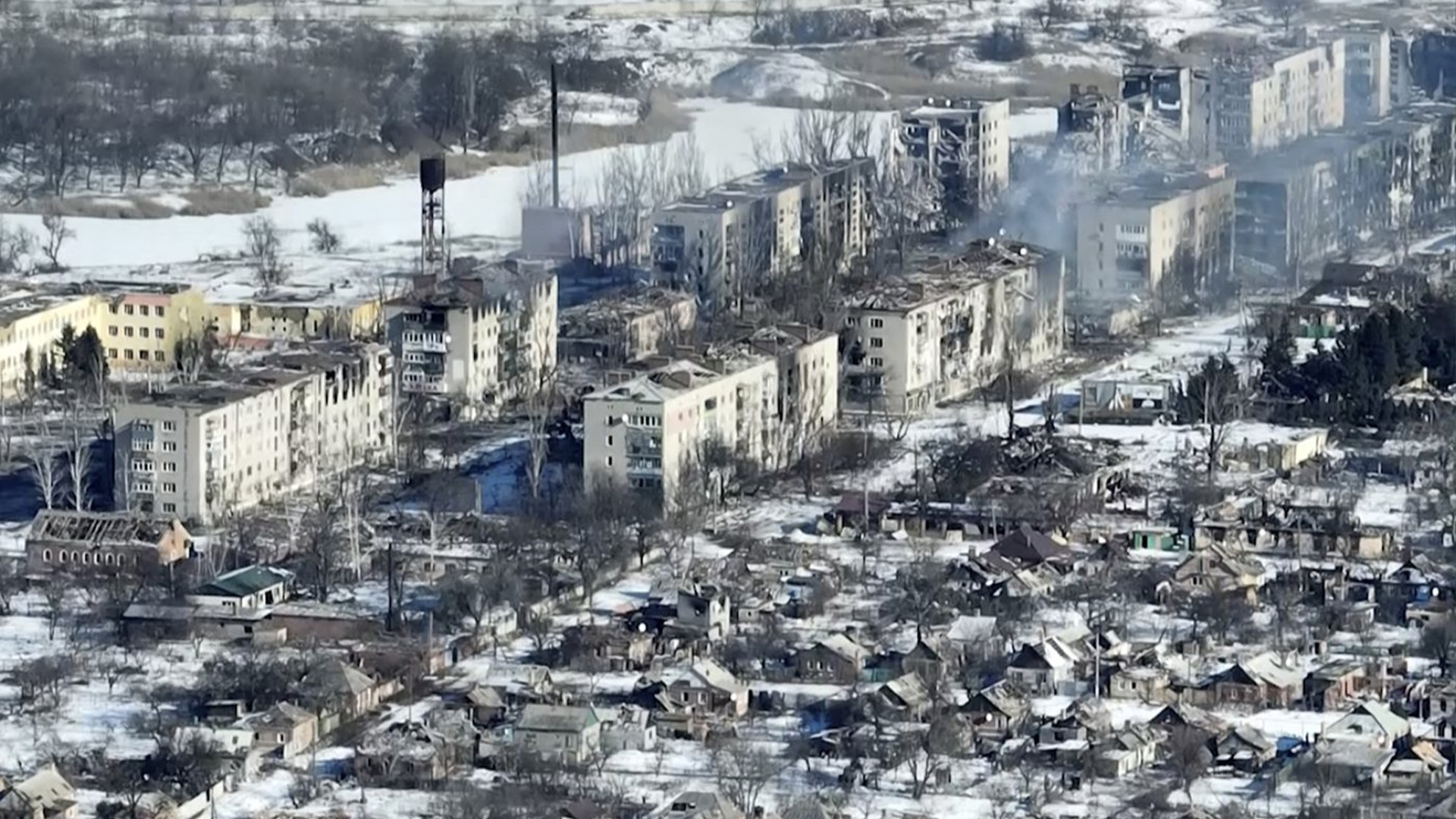 De nouvelles séquences vidéo de Bakhmut tournées depuis les airs avec un drone pour l'Associated Press montrent comment la plus longue bataille de l'invasion russe d'un an a transformé la ville des mines de sel et de gypse dans l'est de l'Ukraine en une ville fantôme. Les images ont été tournées le 13 février 2023.