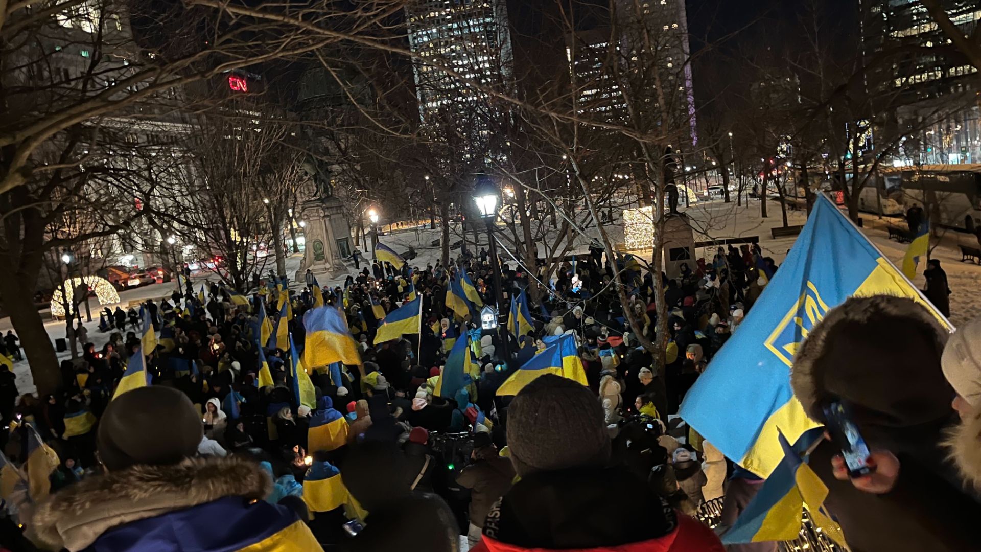 Le drapeau bleu et jaune de l'Ukraine a d’ailleurs été érigé pour la journée sur la tour centrale de l’hôtel du Parlement à Québec en signe de solidarité.