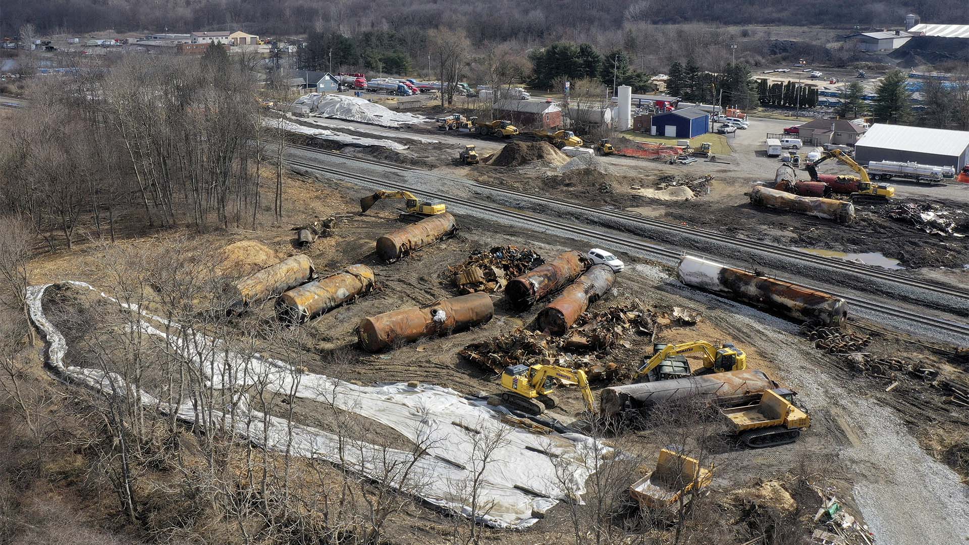 Le nettoyage se poursuit sur le site du déraillement d'un train de marchandises de Norfolk Southern survenu le 3 février à East Palestine, Ohio.