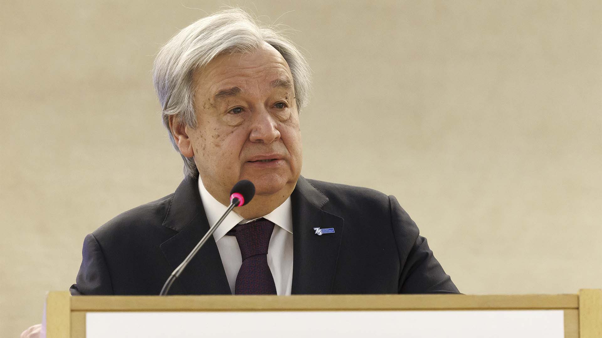 Le Secrétaire général des Nations Unies, Antonio Guterres, adresse sa déclaration, lors de l'ouverture du segment de haut niveau de la 52e session du Conseil des droits de l'homme, au siège européen des Nations Unies à Genève, en Suisse, le lundi 27 février 2023. 