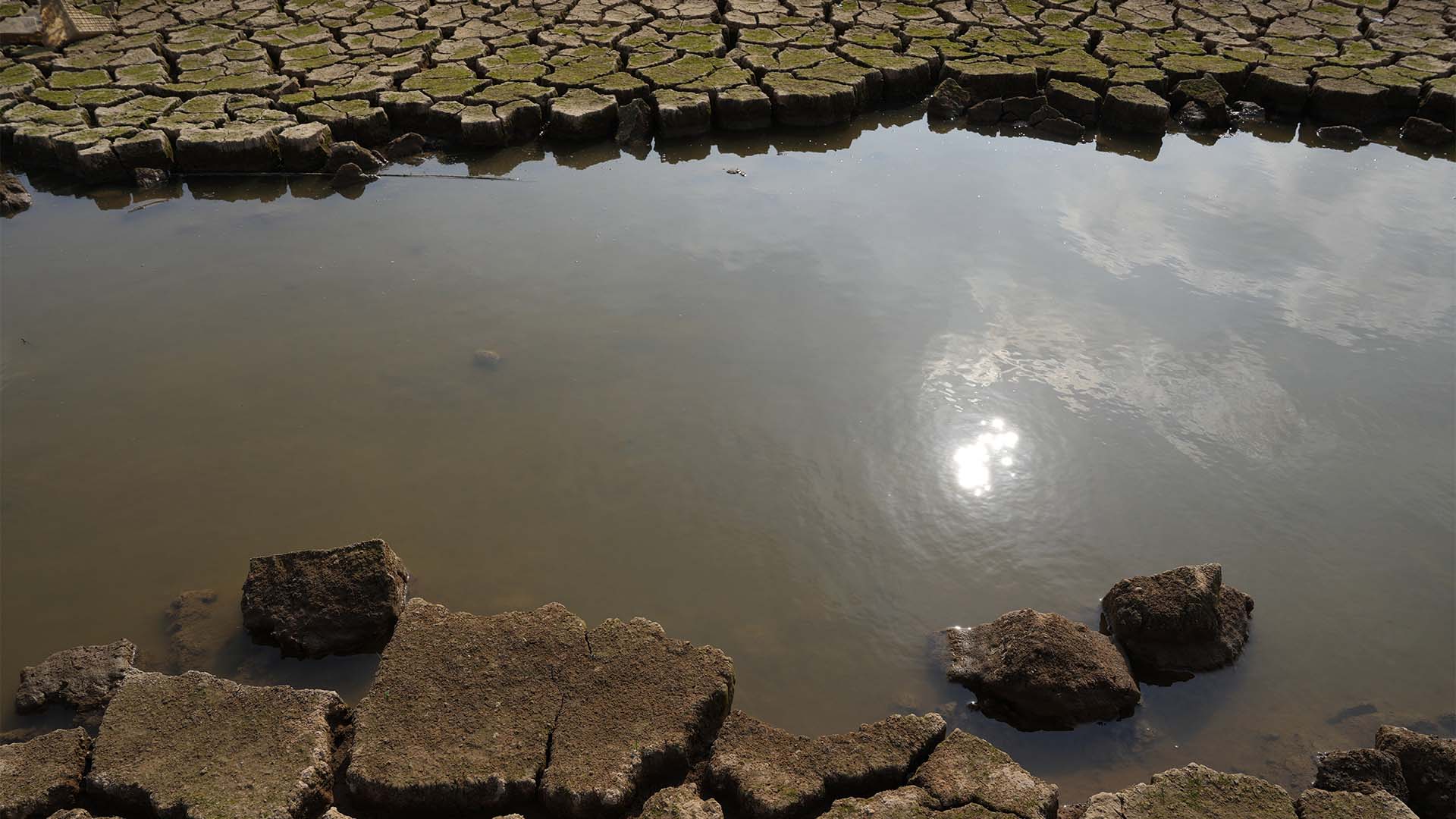 La terre desséchée encadre le reste d’un cours d’eau sur une étendue sèche et aride du lac Poyang, dans la province du Jiangxi, dans le centre nord de la Chine, le lundi 31 octobre 2022. Une sécheresse prolongée depuis juillet a considérablement rétréci le plus grand lac d’eau douce de Chine, Poyang.