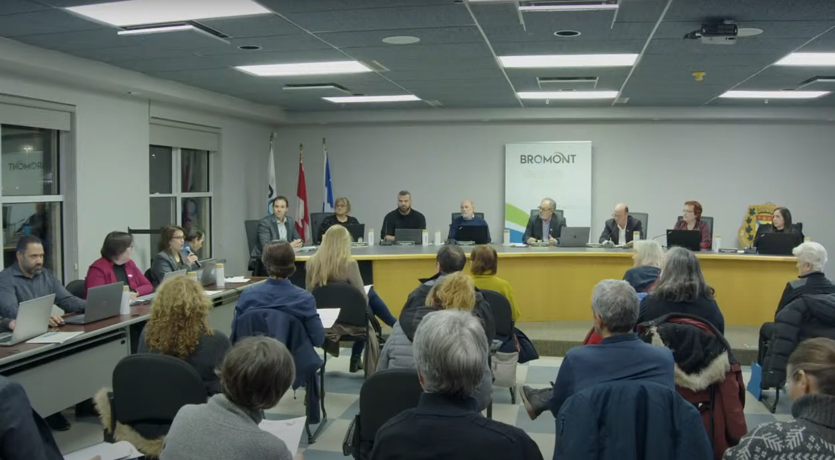 Le conseil municipal de Bromont lors d'une assemblée citoyenne en janvier dernier. 