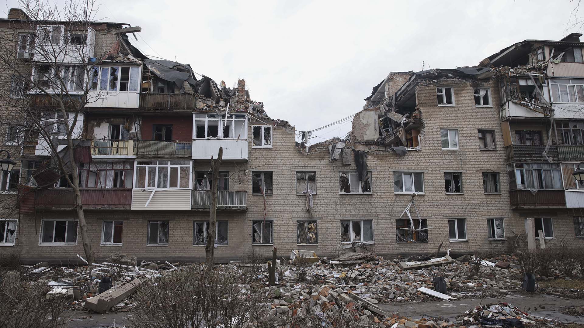 Une vue de la ville de Bakhmut, site des batailles les plus violentes avec les troupes russes, région de Donetsk, Ukraine, lundi 27 février 2023. 