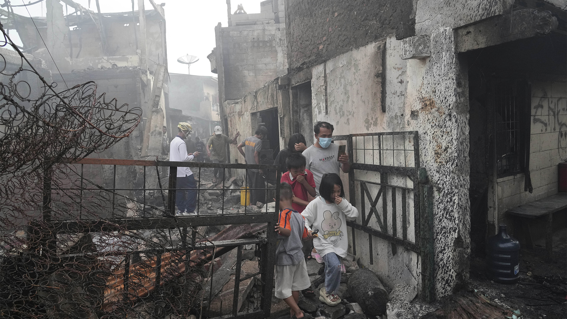 Les sauveteurs et les pompiers indonésiens cherchaient dimanche trois personnes toujours portées disparues après qu'un important incendie s'est propagé à partir d'un réservoir de stockage de carburant dans la capitale et a tué au moins 19 personnes.