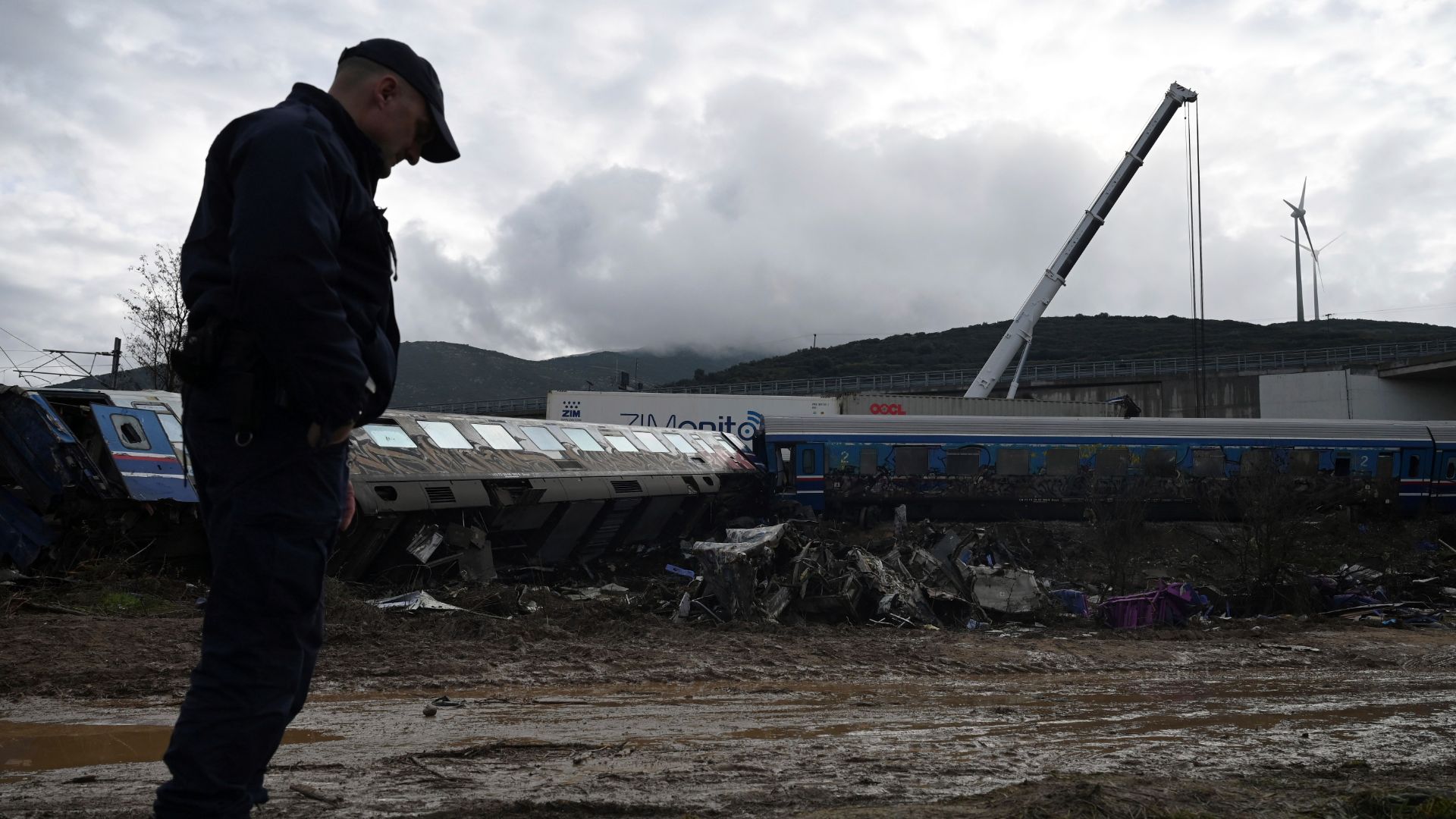 Au moins 57 personnes, la plupart étant des adolescents et de jeunes adultes, ont été tuées lorsqu'un train de voyageurs et un train de marchandises sont entrés en collision, mardi soir, au nord de la ville de Larissa, dans le centre de la Grèce.