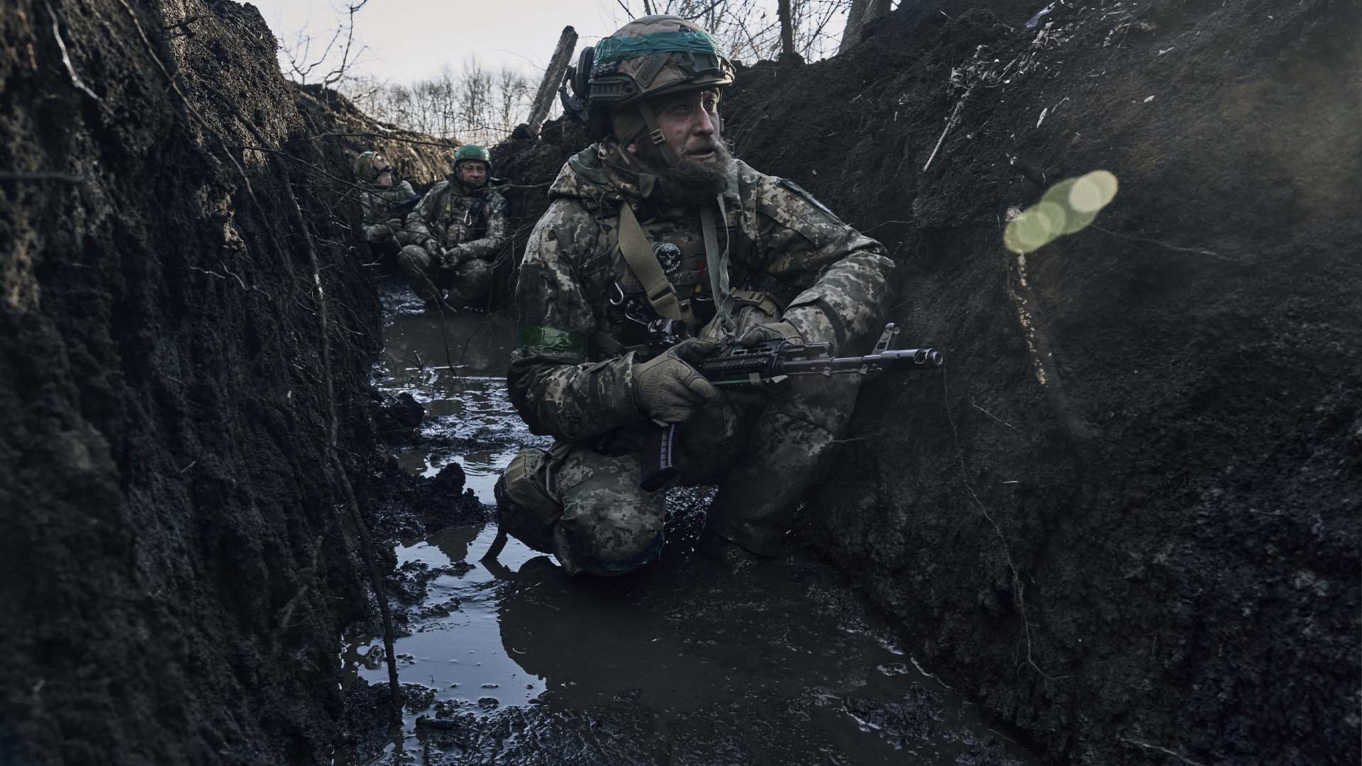 Un Soldat ukrainien dans une tranchée sous les bombardements russes sur la ligne de front près de Bakhmut, région de Donetsk, Ukraine, dimanche 5 mars 2023. 