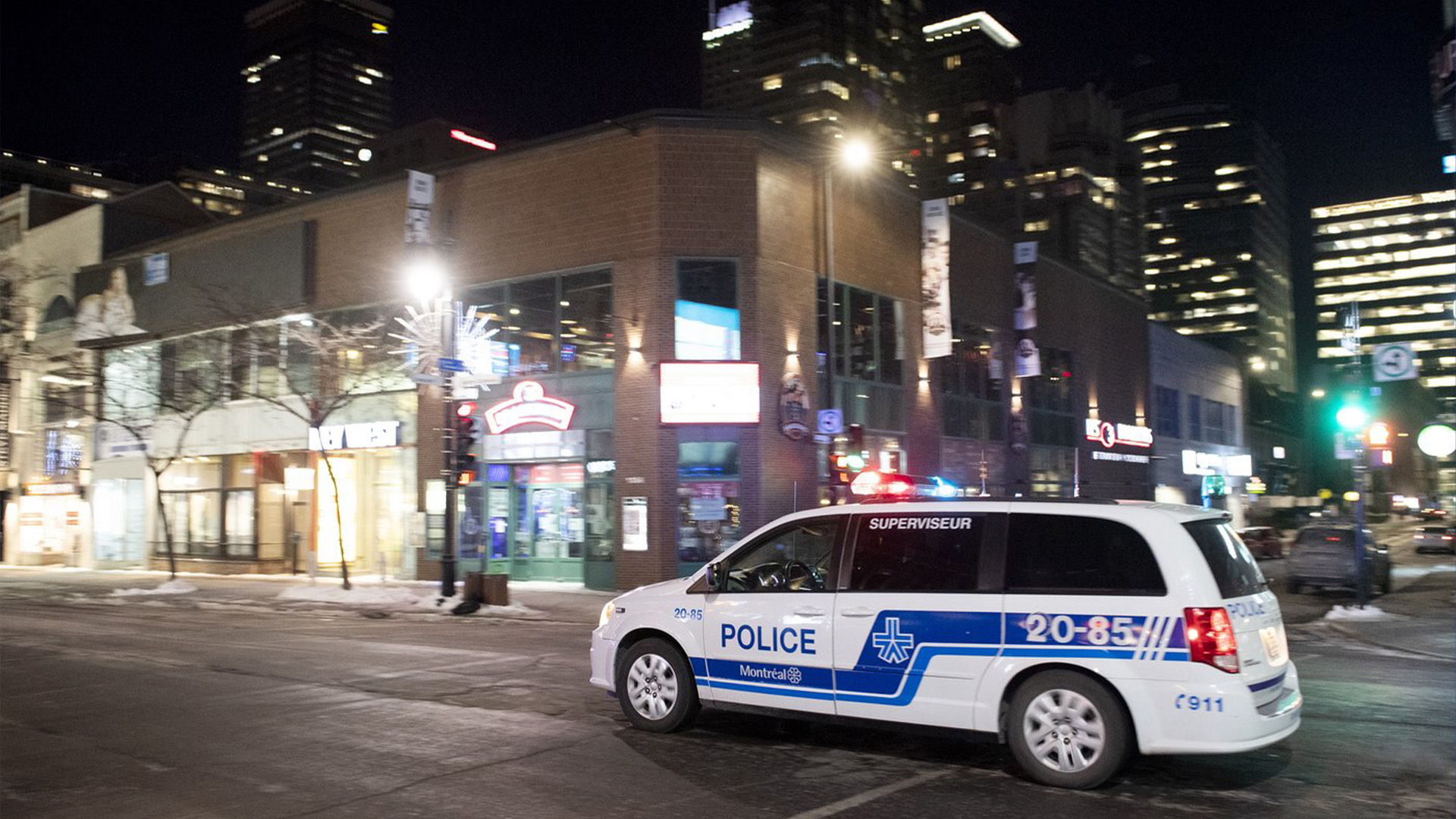 Une fusillade s’est produite en plein centre-ville de Montréal, en début de nuit, lundi. La police de Montréal rapportait peu après que les nombreux coups de feu tirés n’avaient pas fait de blessé apparent. Aucune arrestation n’avait toutefois pu être faite jusque-là.
