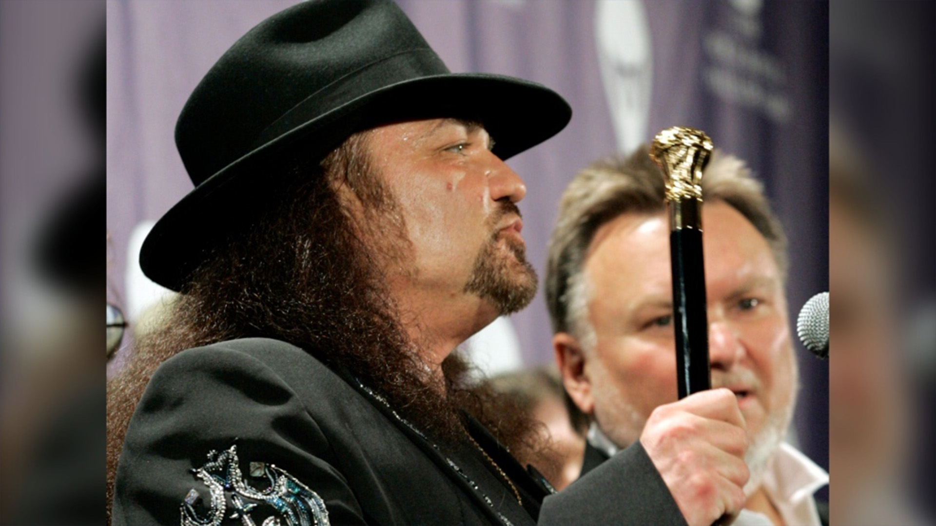 Gary Rossington du groupe Lynyrd Skynyrd, dans les coulisses après avoir été intronisé au dîner du Rock and Roll Hall of Fame à New York, le 13 mars 2006.
