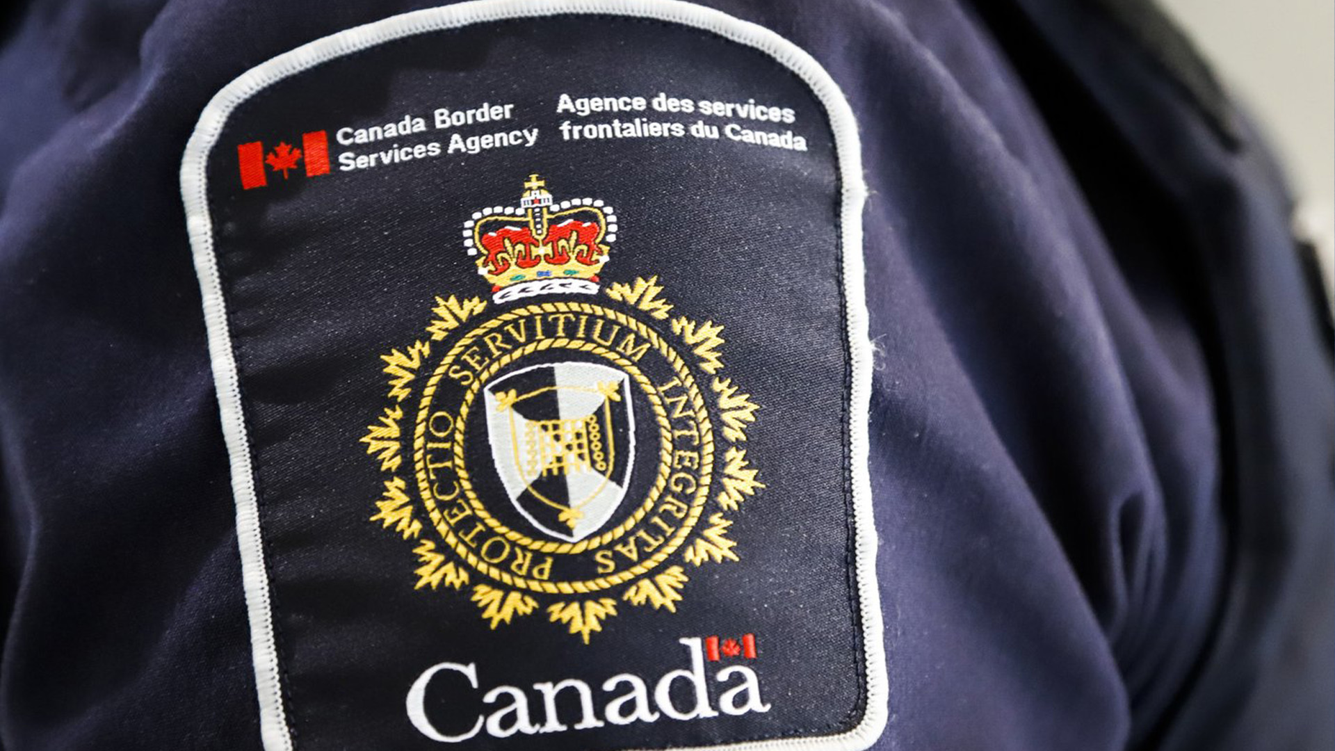 Un écusson de l'Agence des services frontaliers du Canada est visible sur un agent à Calgary, en Alberta, le jeudi 1er août 2019.