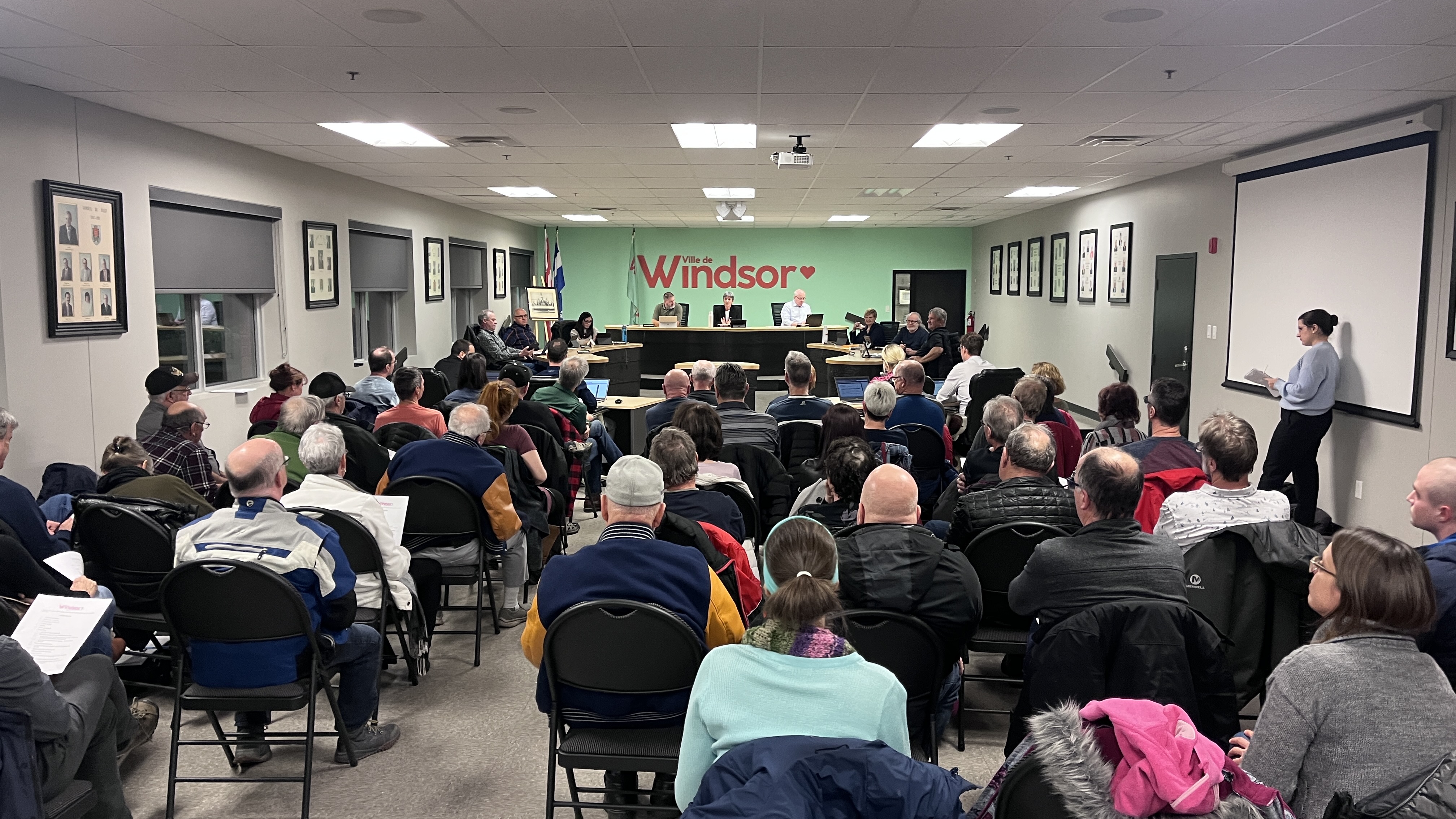 Près d'une soixantaine de citoyens étaient présents, lundi soir, lors du conseil municipal de Windsor pour signaler leur désaccord face au projet du camping Watopeka.