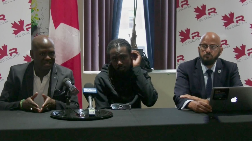 Le Service de police de Montréal (SPVM) fait face aux critiques d'un groupe local de défense des droits de la personne qui l'accuse de retenir les conclusions d'un rapport sur le profilage racial par des agents.