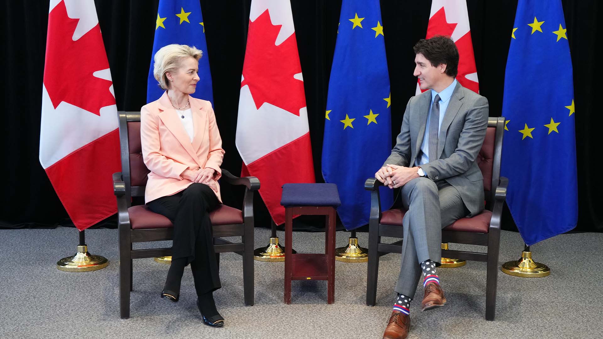 Le premier ministre Justin Trudeau et la présidente de la Commission européenne Ursula von der Leyen s'entretiennent à Kingston (Ontario), le 7 mars 2023.