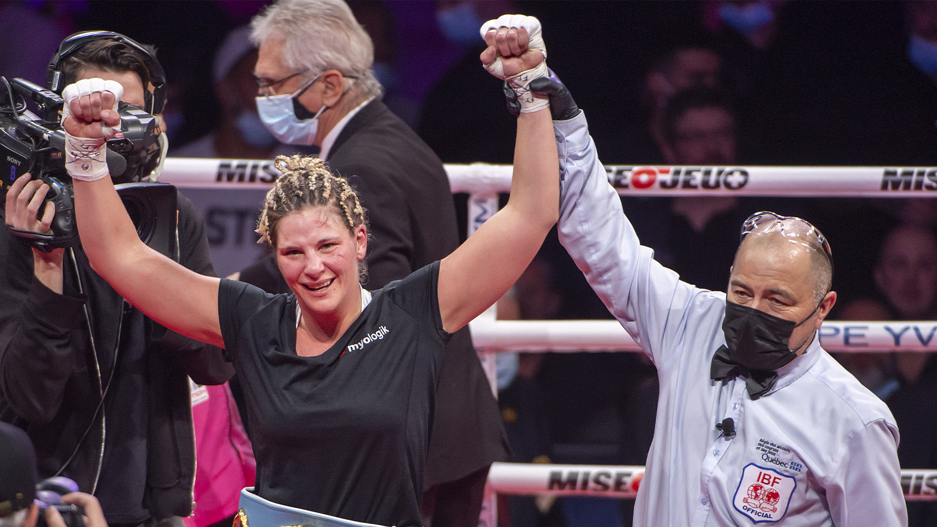 Marie-Eve Dicaire célèbre sa victoire sur Cynthia Lozano lors de leur combat de poids super welters de la Fédération internationale de boxe à Montréal le vendredi 17 décembre 2021. 