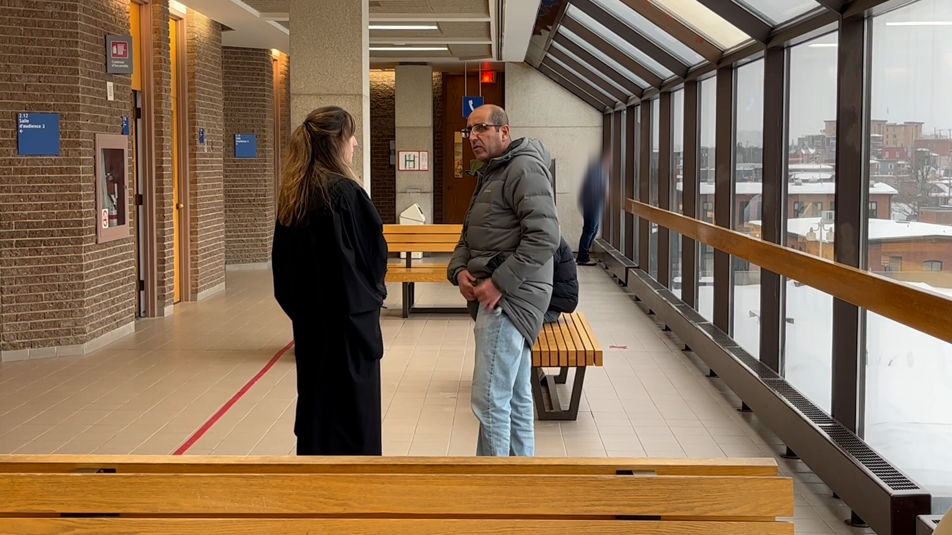 L'accusé, Karim Echarfaoui, en discussion avec son avocate Me Kim Dingman, ce mercredi, au Palais de justice de Sherbrooke.