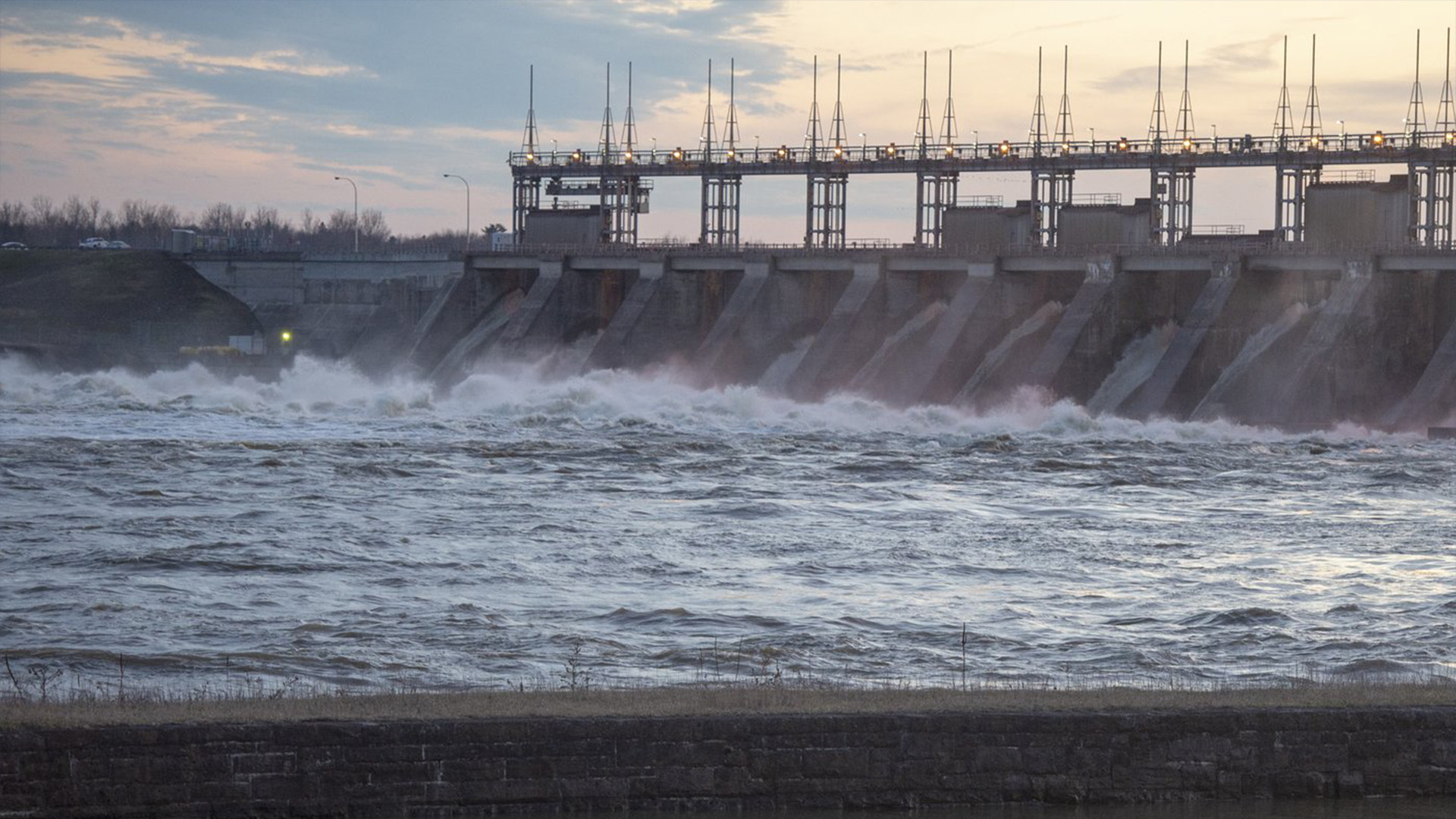 L'eau s'engouffre dans le barrage électrique de Carillon Hydro le jeudi 25 avril 2019 à Carillon, Québec.
