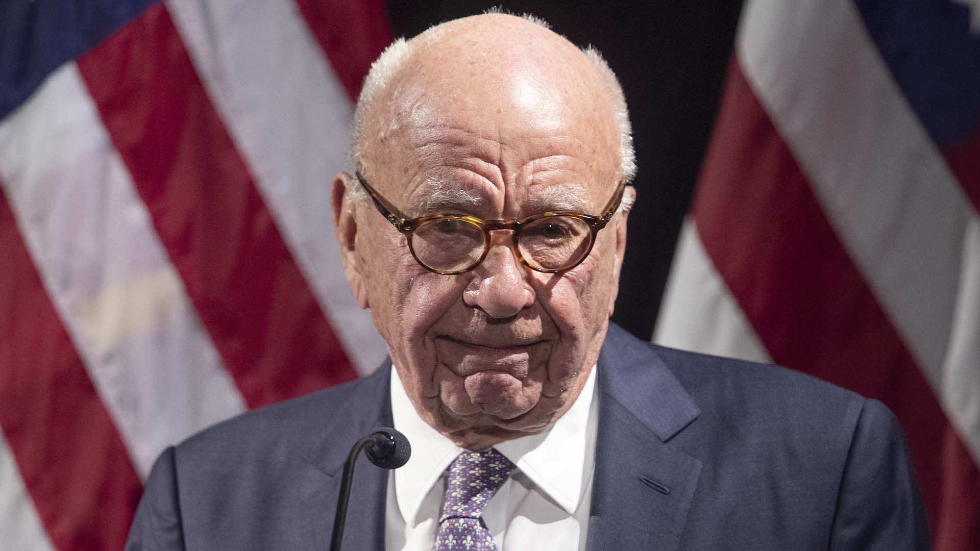 Rupert Murdoch présente le secrétaire d'État Mike Pompeo lors du gala du prix Herman Kahn, le 30 octobre 2019, à New York.