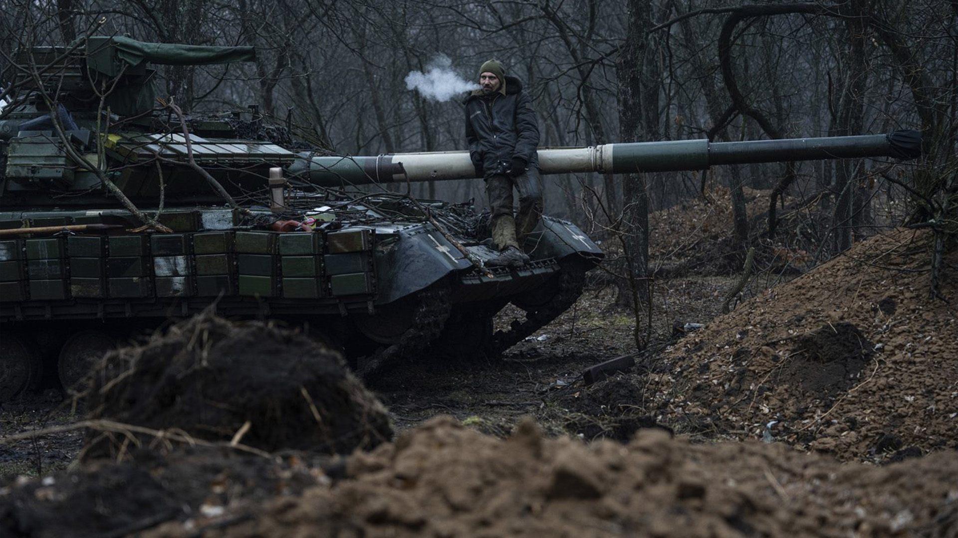 Un militaire ukrainien fume une cigarette debout sur le char près de Bakhmut, en Ukraine, le mercredi 8 mars 2023.