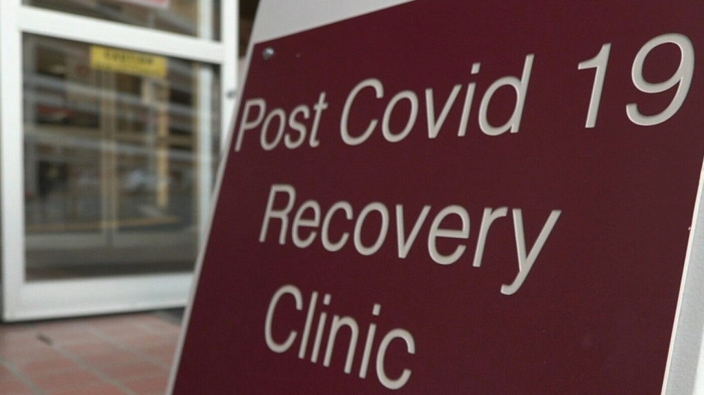 Un panneau devant une clinique pour le traitement de patients souffrant de la COVID longue, en Ontario.