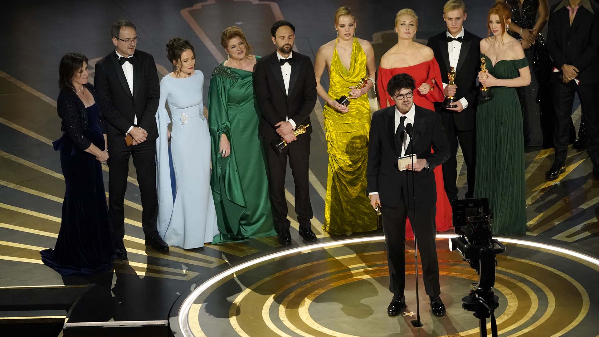 Daniel Roher et les membres de l'équipe acceptent le prix du meilleur film documentaire aux Oscars, le 12 mars 2023, au Dolby Theatre de Los Angeles.