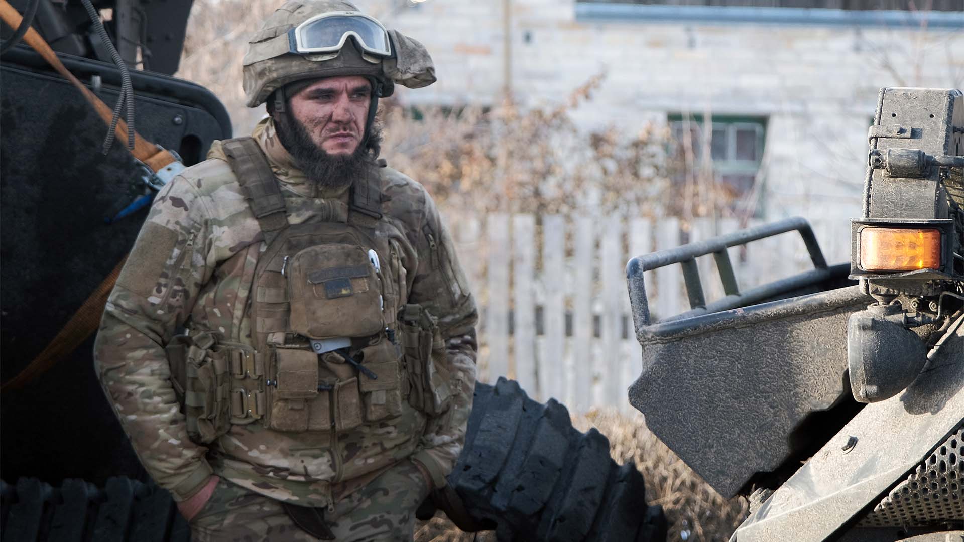 Un soldat ukrainien se tient à côté de son véhicule militaire à Kramatorsk, dans la région de Donetsk, en Ukraine, le dimanche 19 février 2023. 