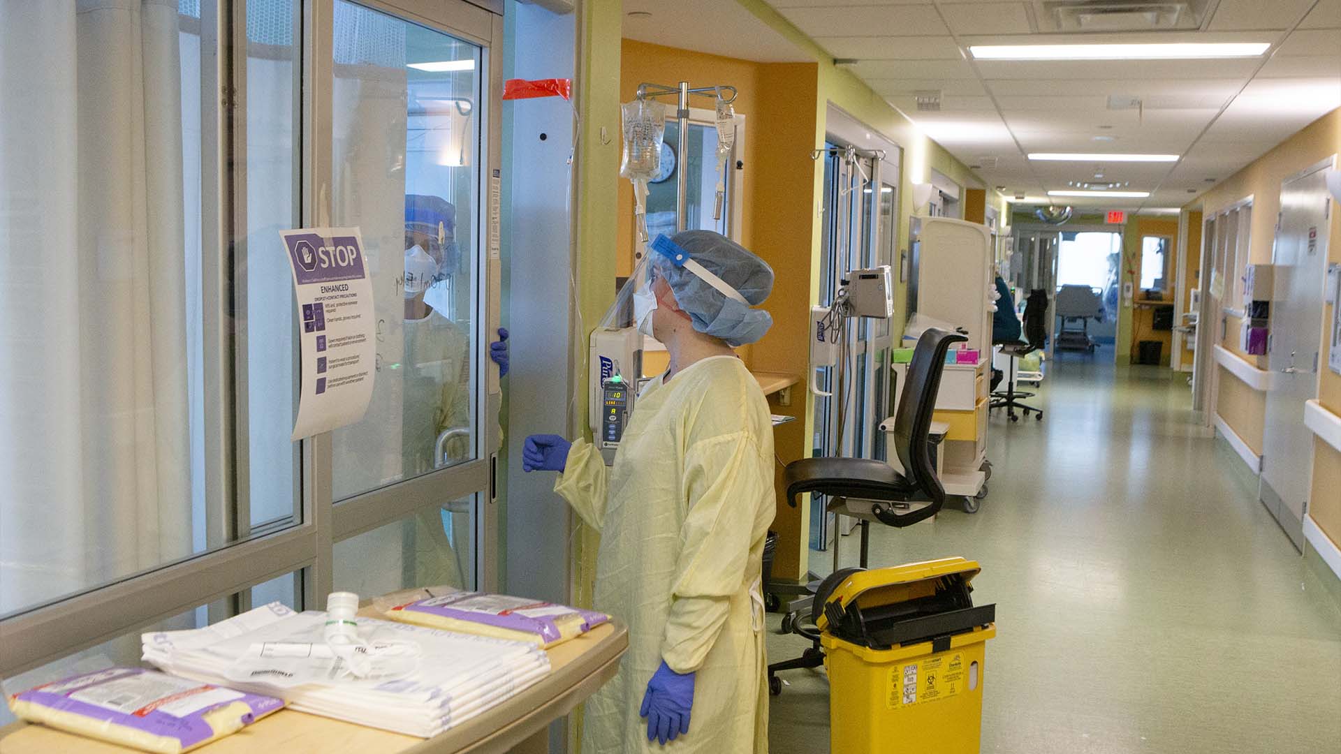 Des infirmières s'occupent d'un patient dans l'unité de soins intensifs de l'hôpital Bluewater Health à Sarnia (Ontario), le 25 janvier 2022.
