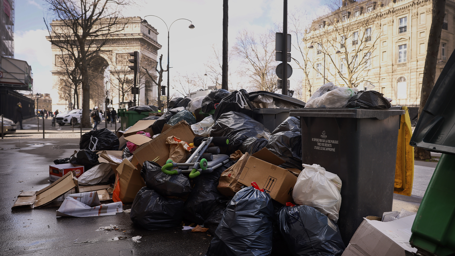 La Ville Lumière perd de son éclat alors que des tonnes de déchets s'accumulent sur les trottoirs de Paris depuis que les éboueurs sont en grève pour une neuvième journée consécutive.