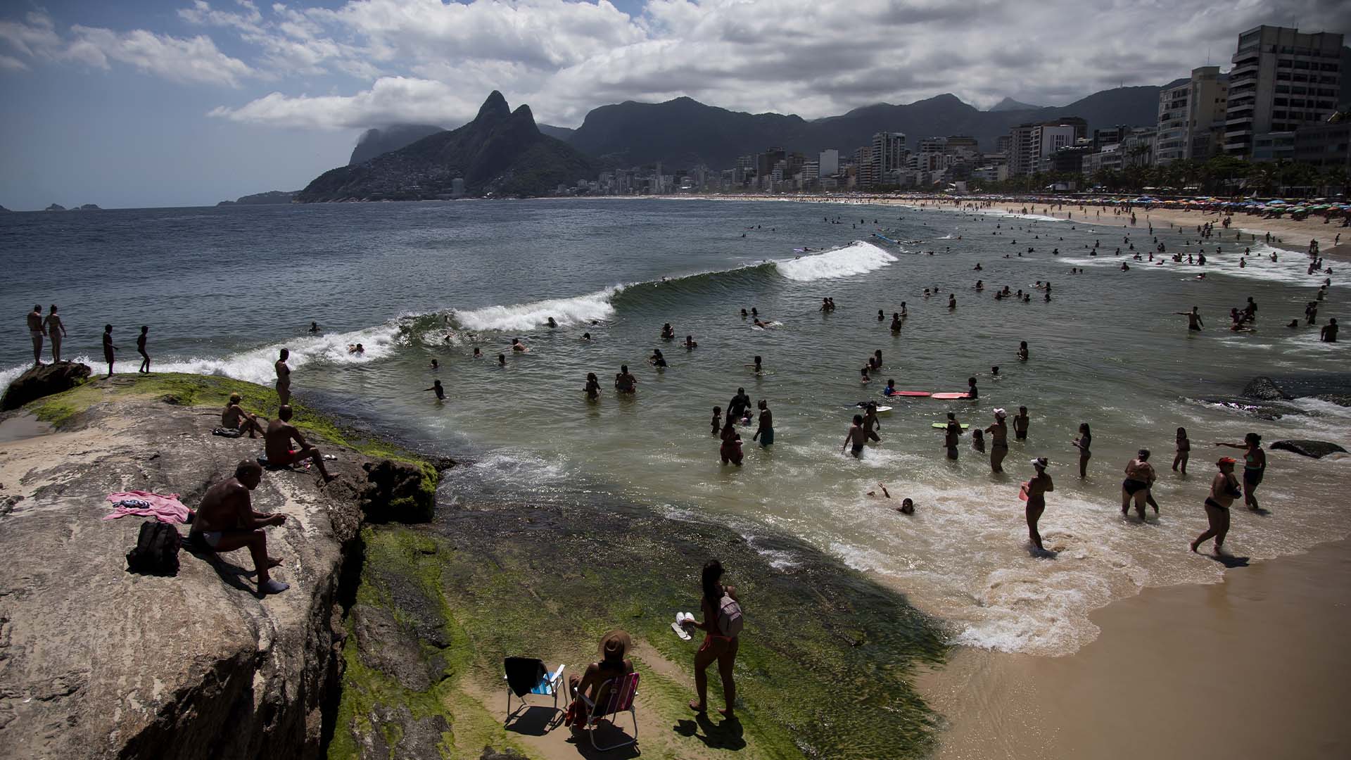 Des baigneurs nagent dans les eaux de la plage d'Arpoador à Rio de Janeiro, Brésil, le 27 janvier 2023.