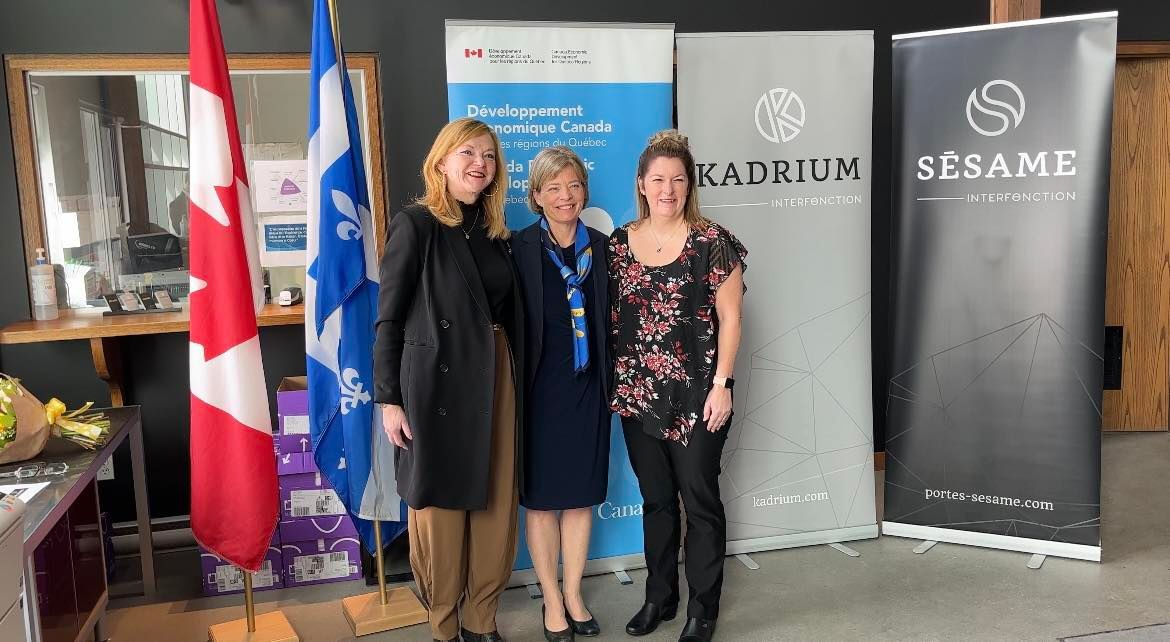 La députée libérale de Sherbrooke, Élisabeth Brière (au centre), est accompagnée de la présidente-directrice générale d'Inter Fonction, Johanne Tousignant (gauche) et de la présidente des Industries G.E Gilbert, Pascale Leblond.