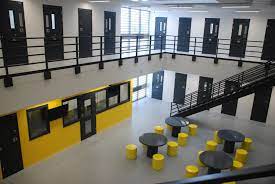 La prison d'Amos a été inaugurée en 2018.