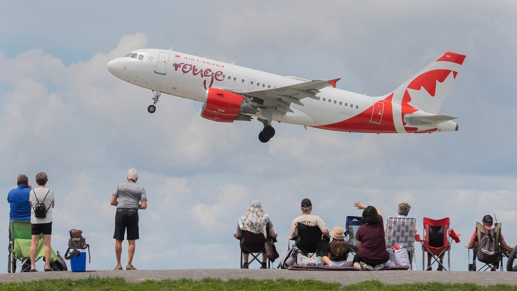 Un avion d'Air Canada Rouge décolle de l'aéroport Trudeau de Montréal, le jeudi 30 juin 2022. 