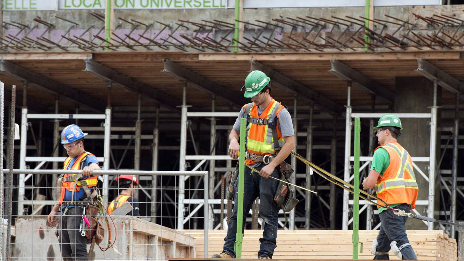 Les travailleurs de la construction reprennent le travail sur le site du super hôpital CHUM de Montréal le 2 juillet 2013.