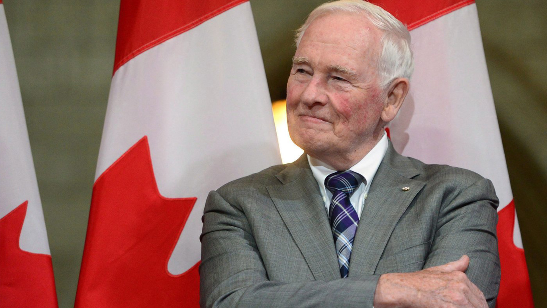 David Johnston regarde lors d'une réception d'adieu à Ottawa le jeudi 28 septembre 2017. L'ancien gouverneur général Johnston dit qu'il aura un rôle à jouer dans la détermination de son propre mandat en tant que rapporteur spécial sur l'ingérence étrangère lors des récentes élections fédérales.