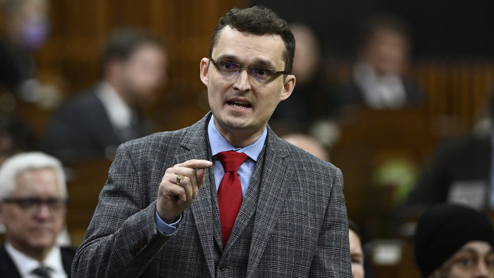 Le député conservateur Tom Kmiec se lève pendant la période des questions à la Chambre des communes sur la Colline du Parlement à Ottawa le vendredi 10 mars 2023.