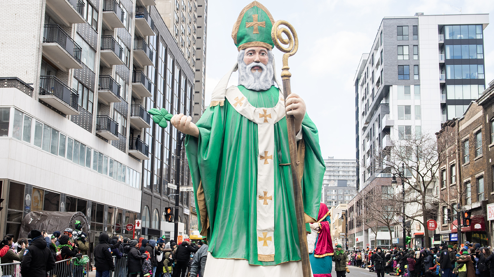 Un Saint-Patrick géant est présenté lors du défilé de la Saint-Patrick à Montréal, le dimanche 19 mars 2023