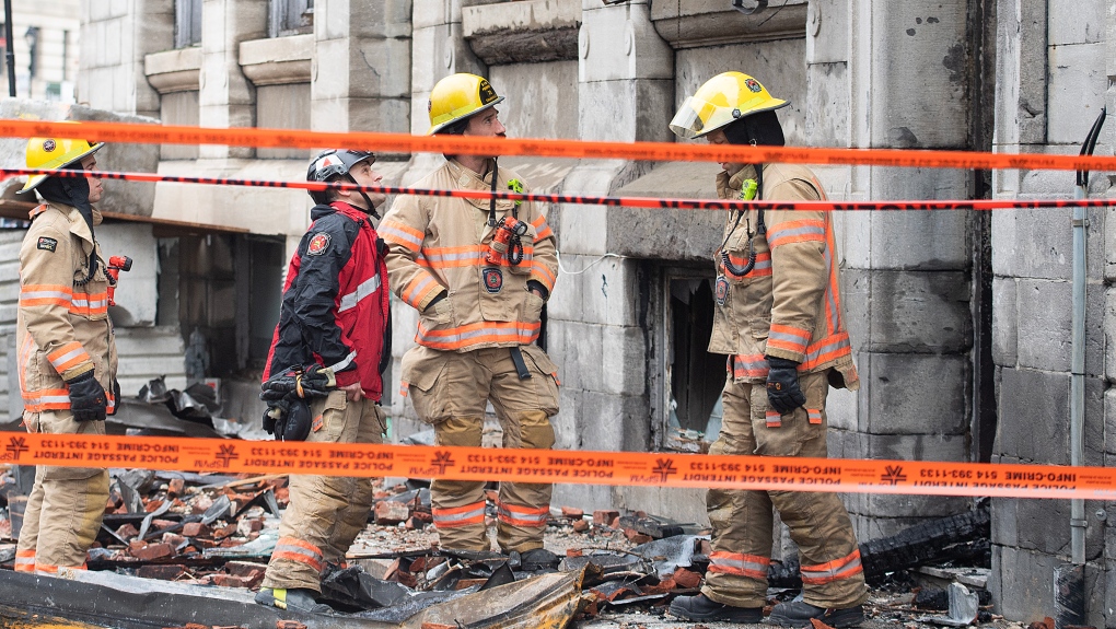 Des enquêteurs et des pompiers se sont présentés sur les lieux à la suite d'un incendie dans le Vieux-Montréal, le samedi 18 mars 2023.