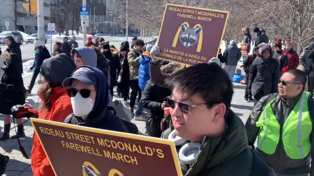 Quelque 200 personnes ont participé à une marche pour souligner la fermeture du tristement célèbre McDonald's de la rue Rideau, à Ottawa.