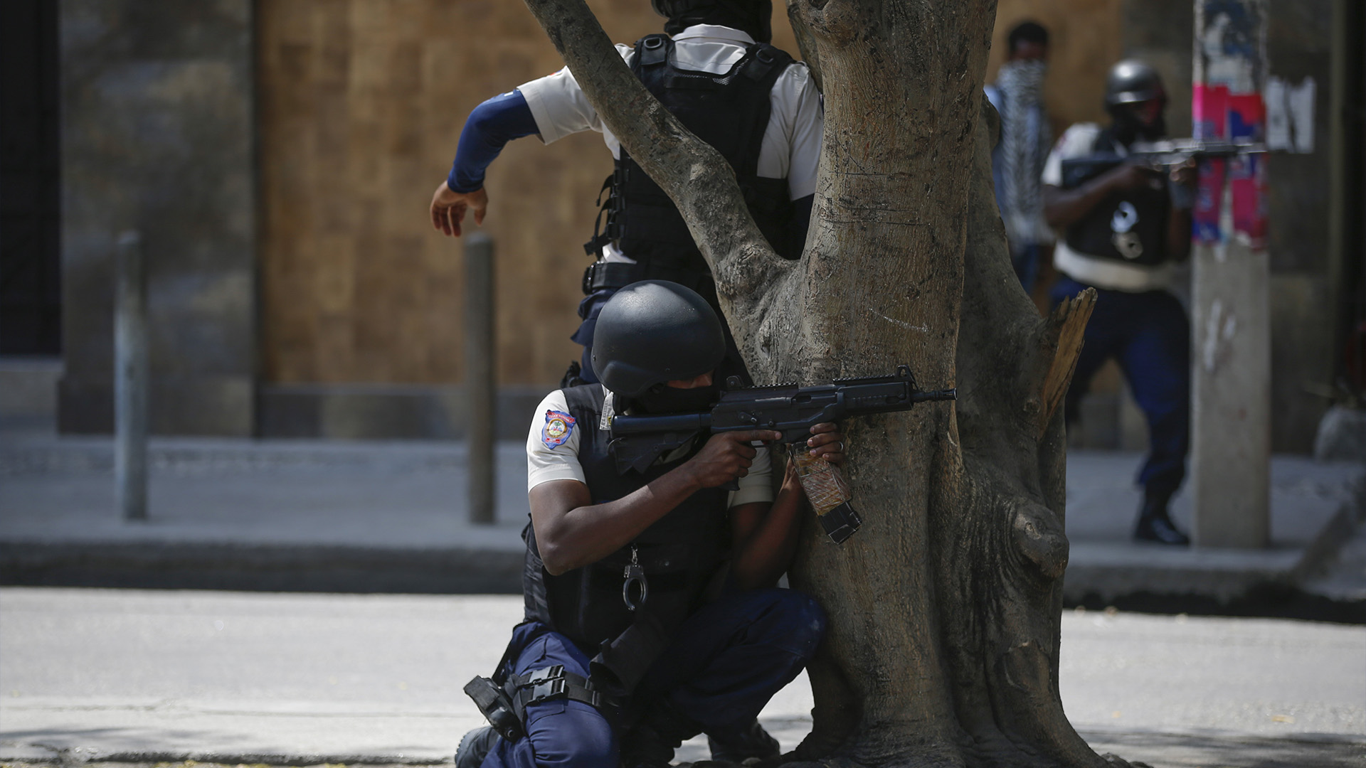Des policiers mènent une opération anti-gang dans le quartier Lalue de Port-au-Prince, Haïti, le vendredi 3 mars 2023.