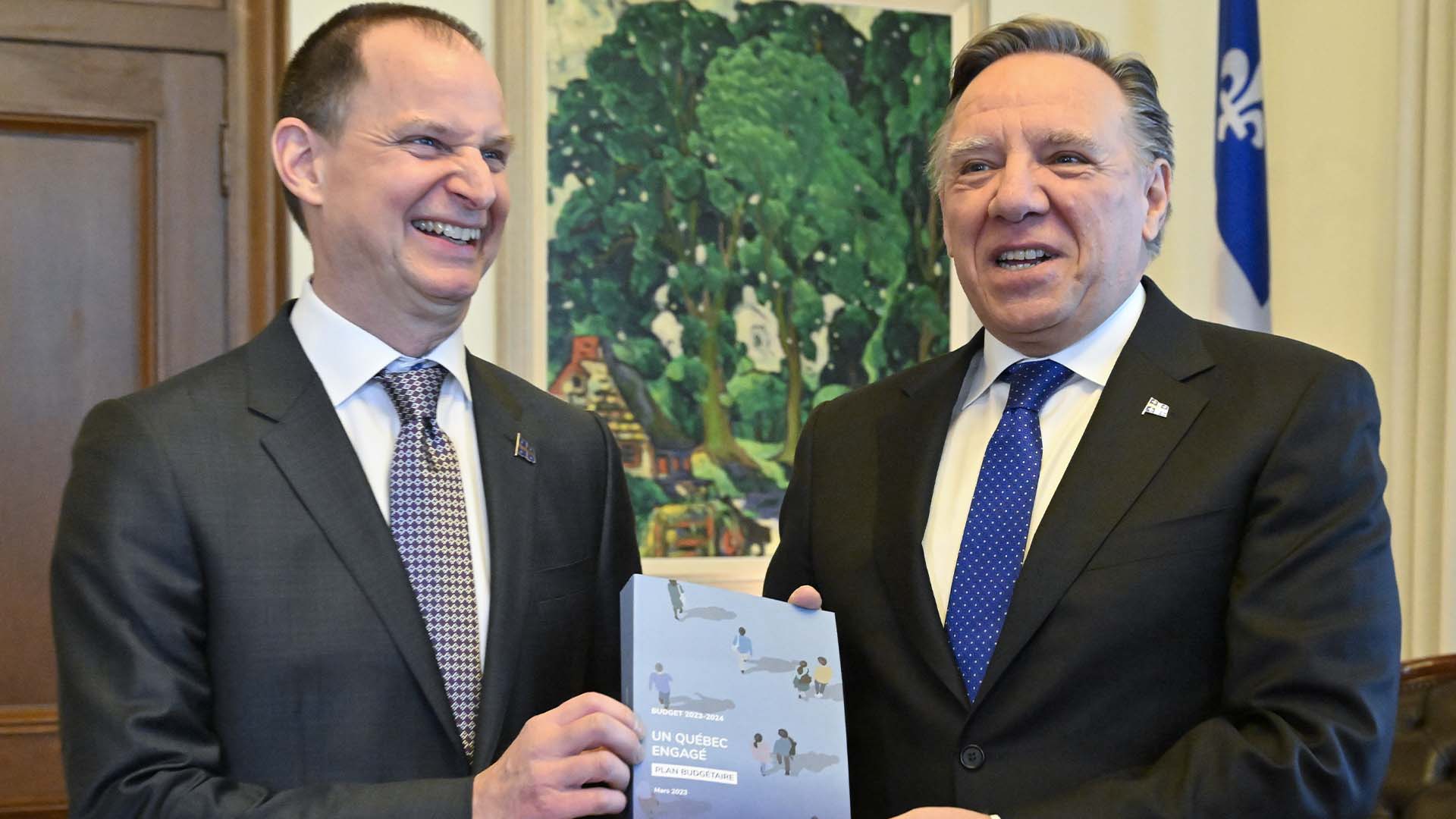 Le ministre des Finances du Québec, Eric Girard, à gauche, et le premier ministre du Québec, François Legault, tiennent une copie du discours du budget, le mardi 21 mars 2023 au bureau du premier ministre à Québec. 