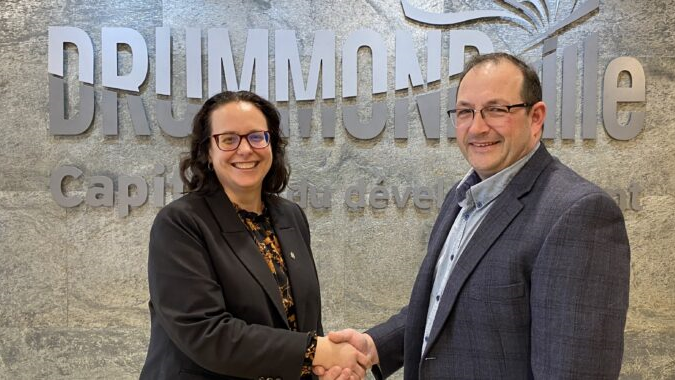 La mairesse de Drummondville, Stéphanie Lacoste, et le maire de Wickham, Ian Lacharité, dirigent deux villes du Centre-du-Québec séparées d’une vingtaine de kilomètres.