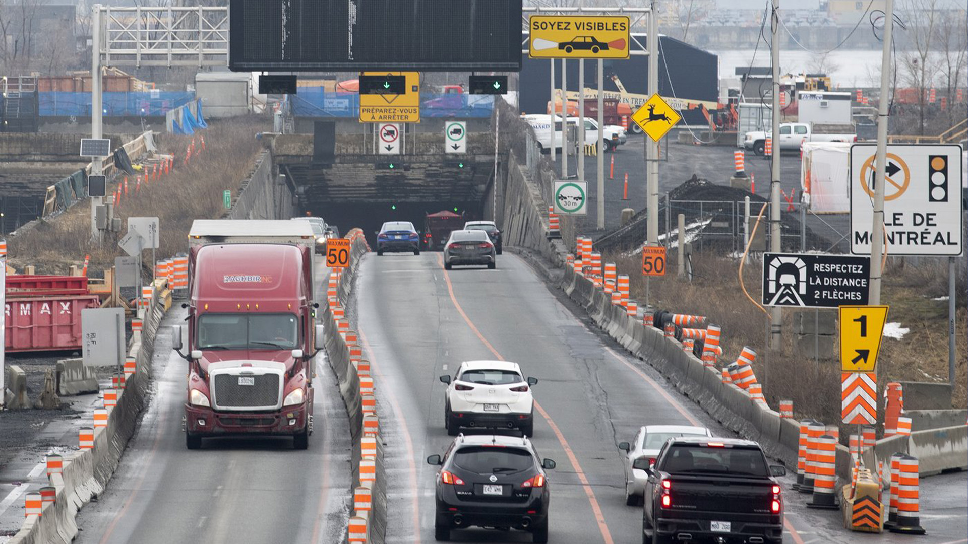 Les véhicules entrent et sortent du tunnel Louis-Hippolyte-La Fontaine sur la rive sud de Montréal, le lundi 2 janvier 2023.