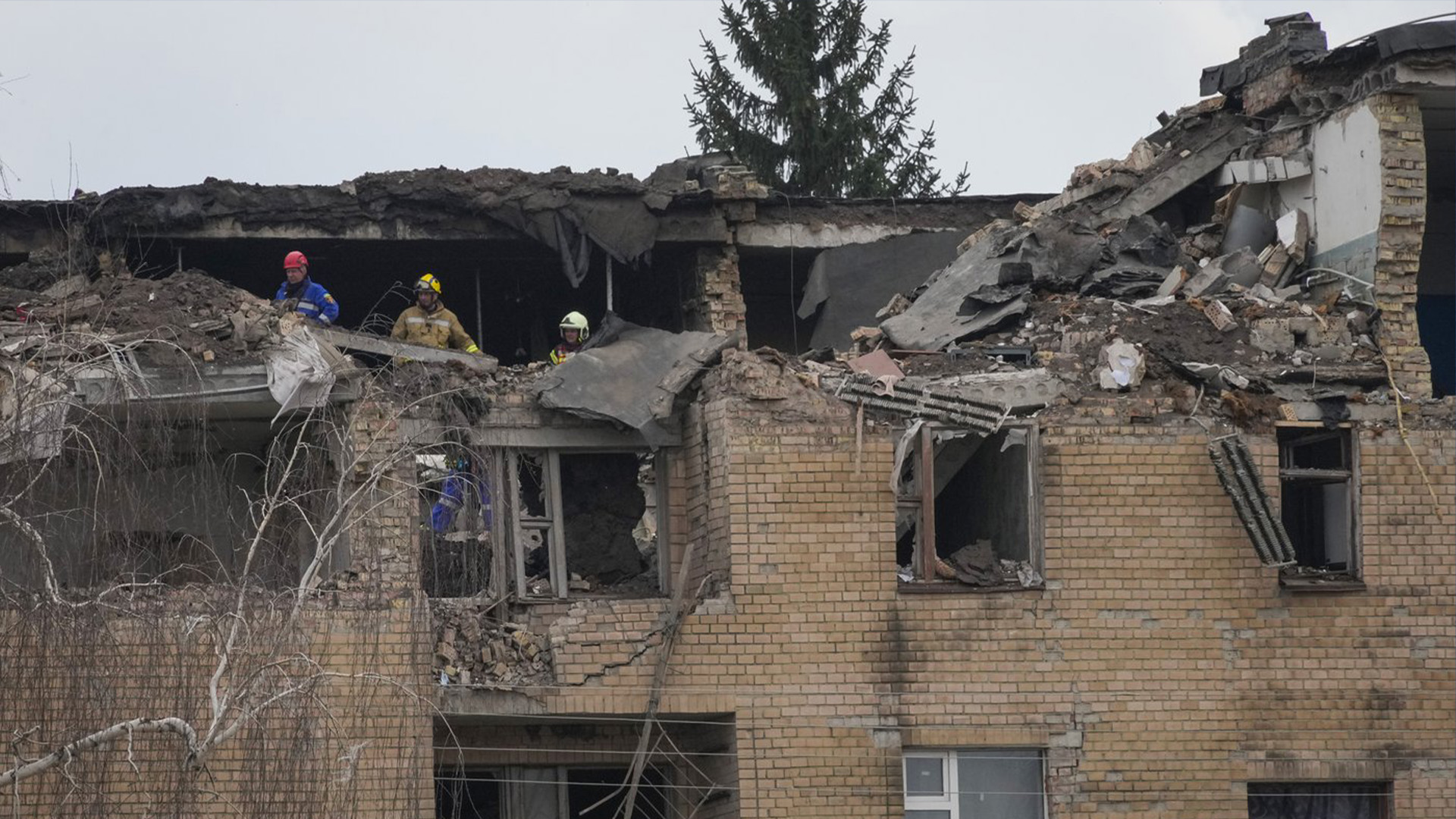 Une attaque de drone a partiellement détruit un lycée et deux dortoirs dans la ville de Rzhyshchiv, au sud de la capitale ukrainienne, ont indiqué des responsables locaux. On ignore combien de personnes se trouvaient dans les dortoirs à ce moment-là. 