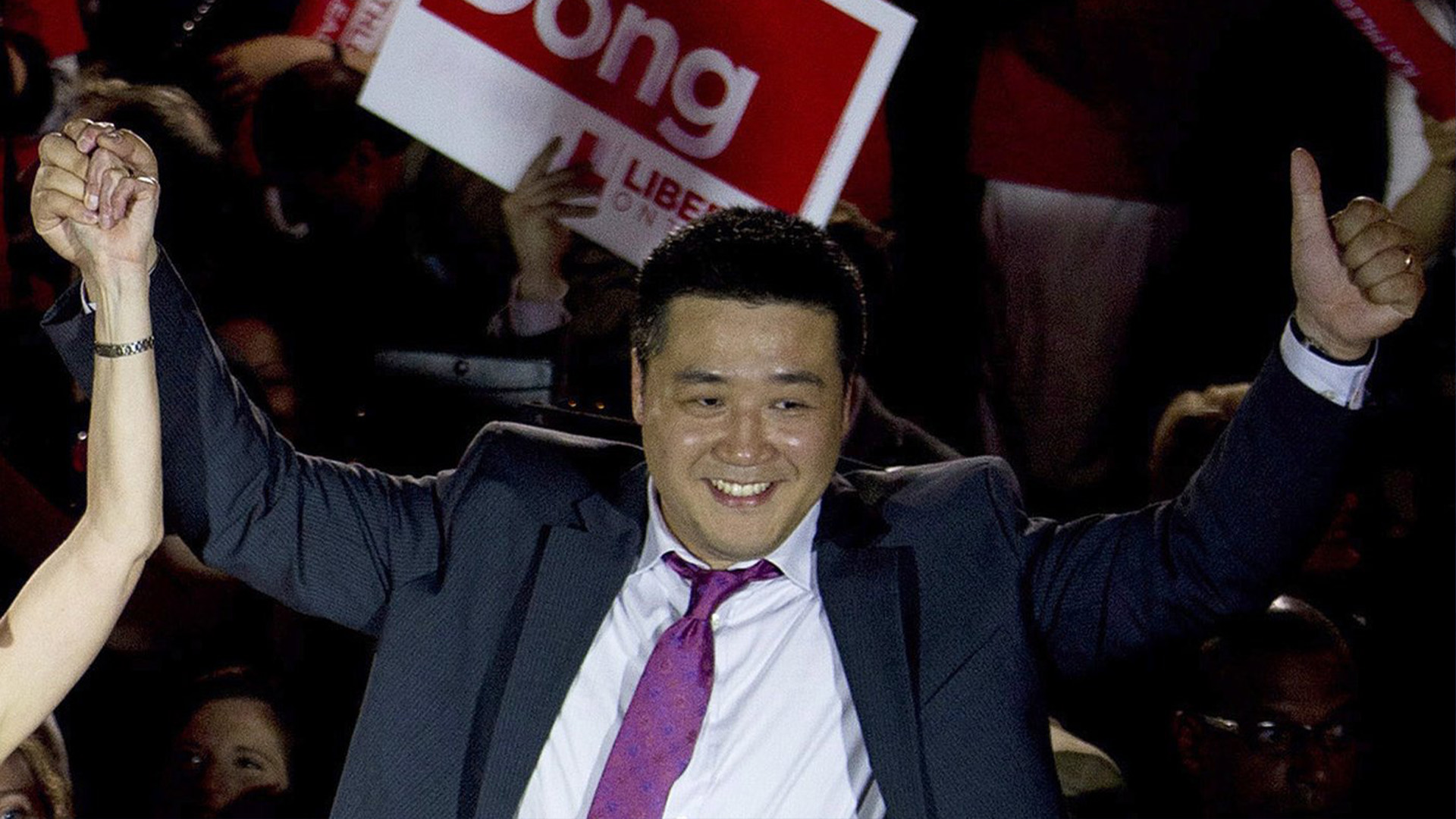 Le candidat libéral provincial Han Dong célèbre avec ses partisans tout en participant à un rassemblement à Toronto le jeudi 22 mai 2014. Han Dong, le député au centre des allégations d'ingérence chinoise dans l'élection fédérale de 2019, dit qu'il démissionne de le caucus libéral et siégera en tant qu'indépendant.