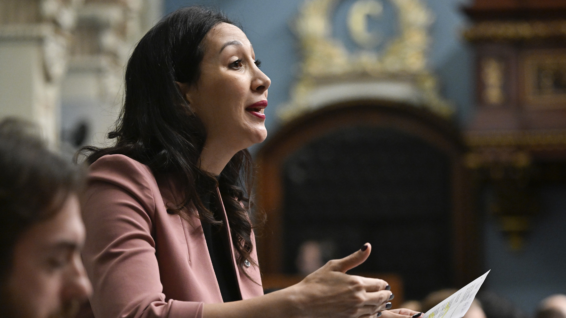 La députée libérale du Québec Marwah Rizqy interpelle le ministre de l'Éducation lors de la période des questions le mercredi 15 février 2023 à l'Assemblée législative de Québec.