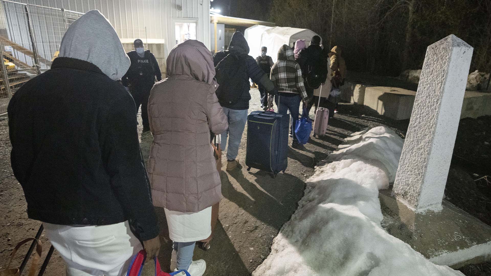 Des demandeurs d'asile traversent la frontière avant la fermeture permanente des «chemins Roxham» entre le Canada et les États-Unis.