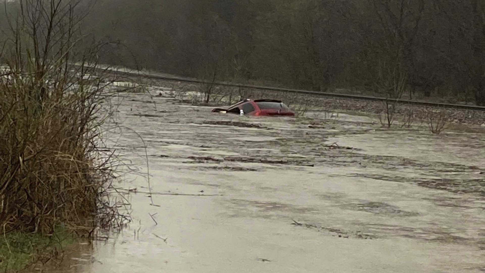 Sur cette photo fournie par Layton Hoyer, un SUV rouge est submergé par les eaux de crue sur Old Ritchey Road à Granby (Mo.), tôt le 24 mars 2023. Hoyer a sauvé une femme âgée de la voiture.