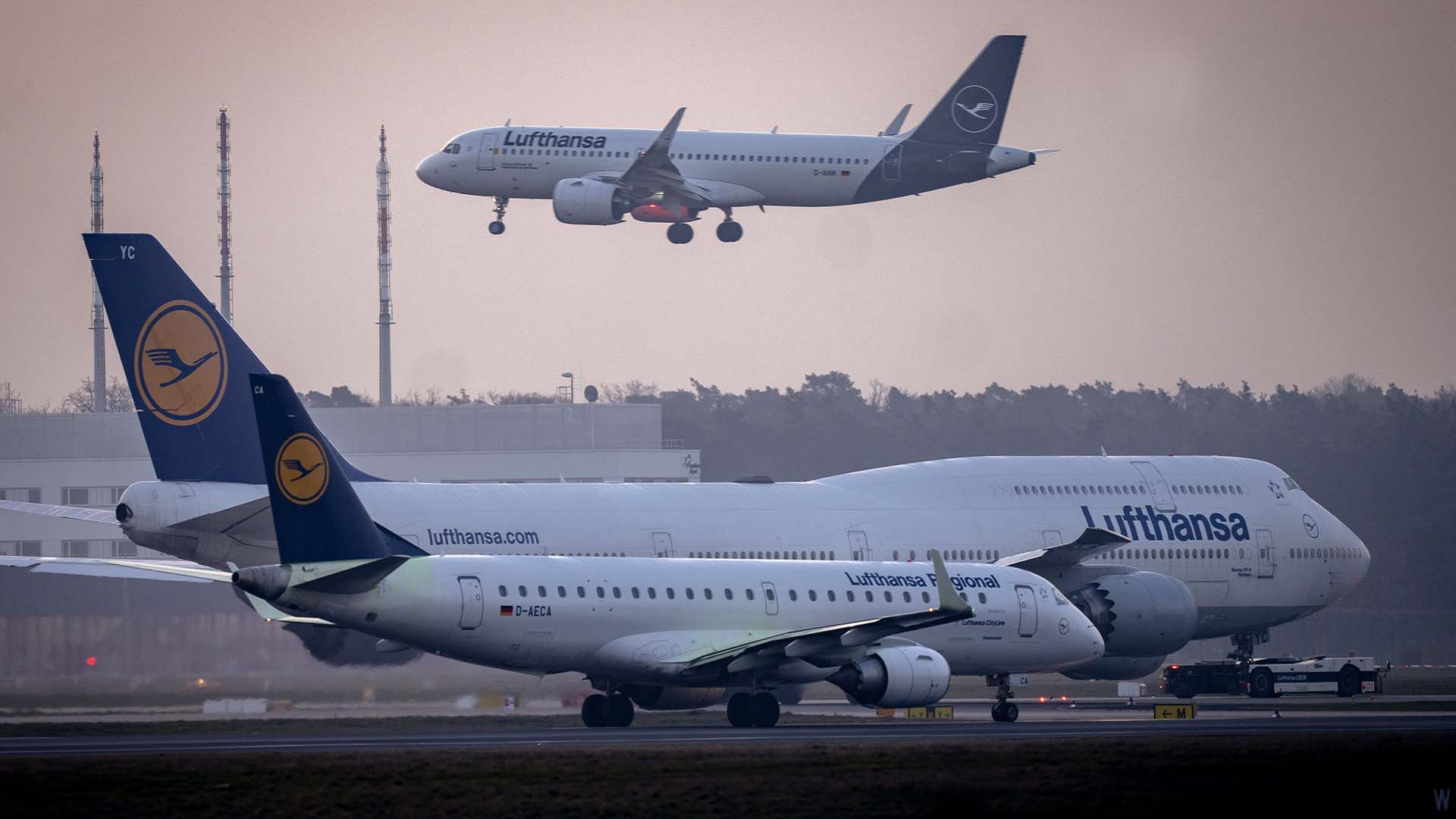 Des avions de la compagnie Lufthansa à l’aéroport de Francfort en mars 2023.