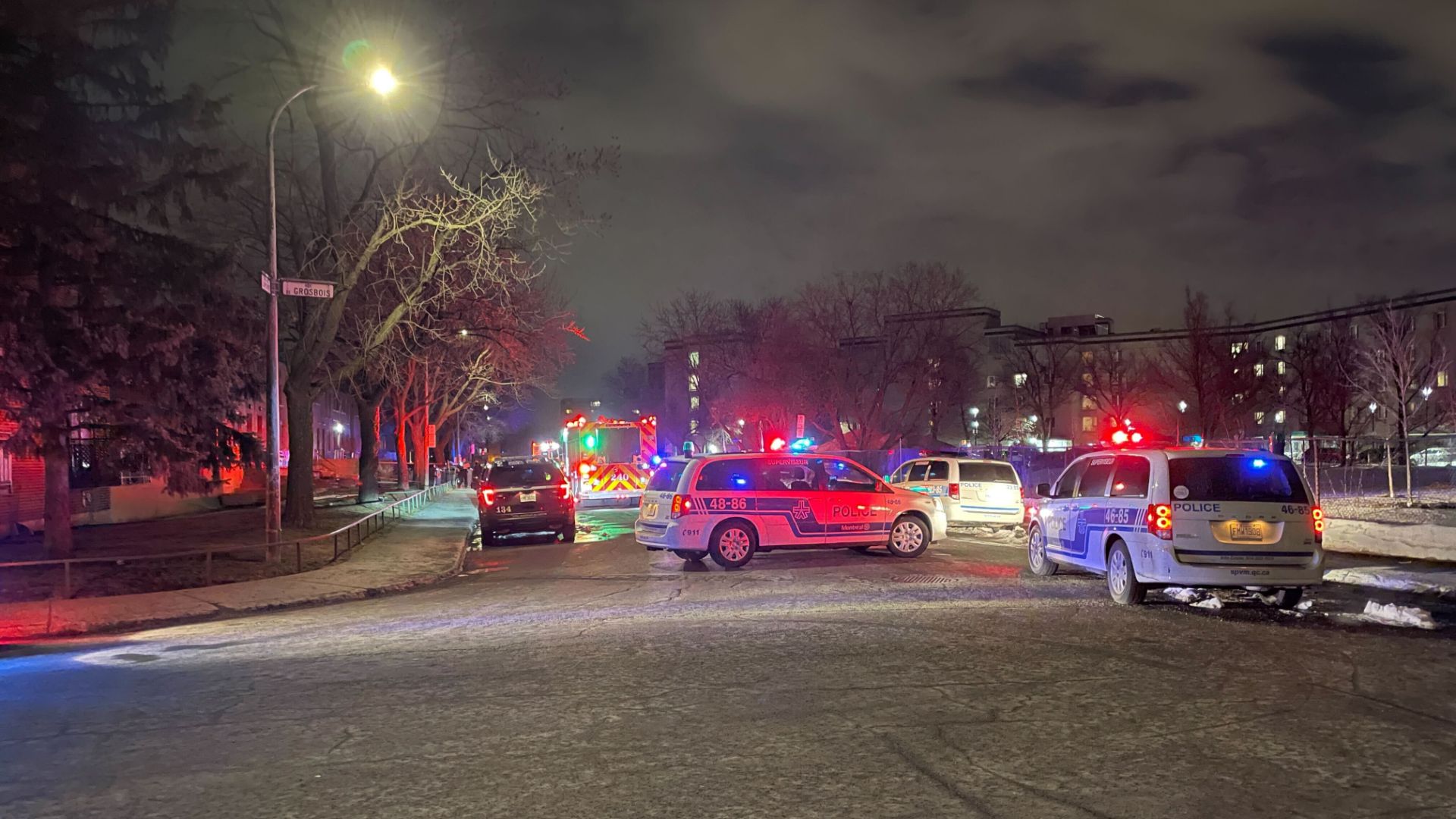 Deux jeunes personnes ont été blessées par balle lors d'un événement que la police qualifie de double tentative de meurtre dans l'est de Montréal, lundi soir 27 mars 2023.