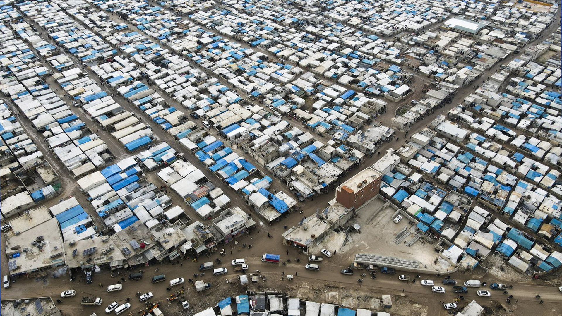 Une vue générale du camp de Karama pour déplacés internes syriens, est montrée le lundi 14 février 2022, par le village d'Atma, province d'Idlib, Syrie.