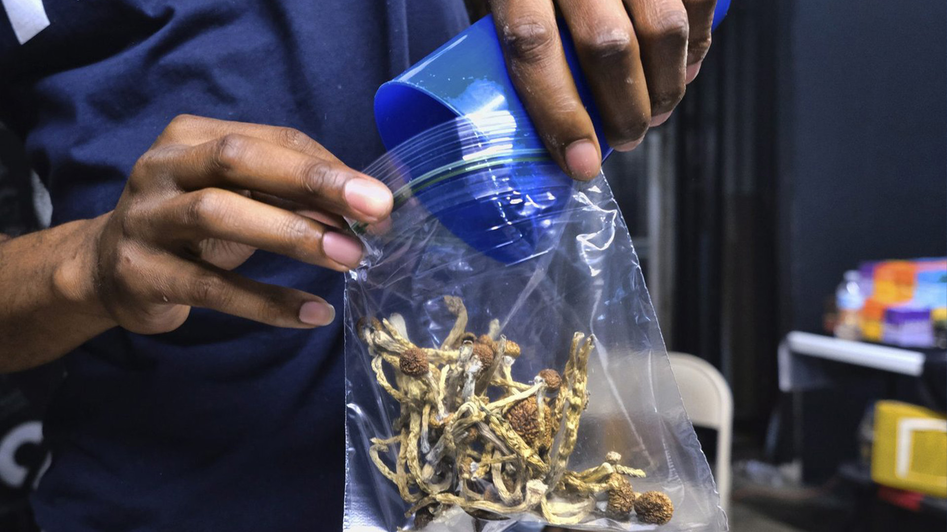 Un vendeur emballe des champignons psilocybine sur un marché du cannabis à Los Angeles, le vendredi 24 mai 2019.