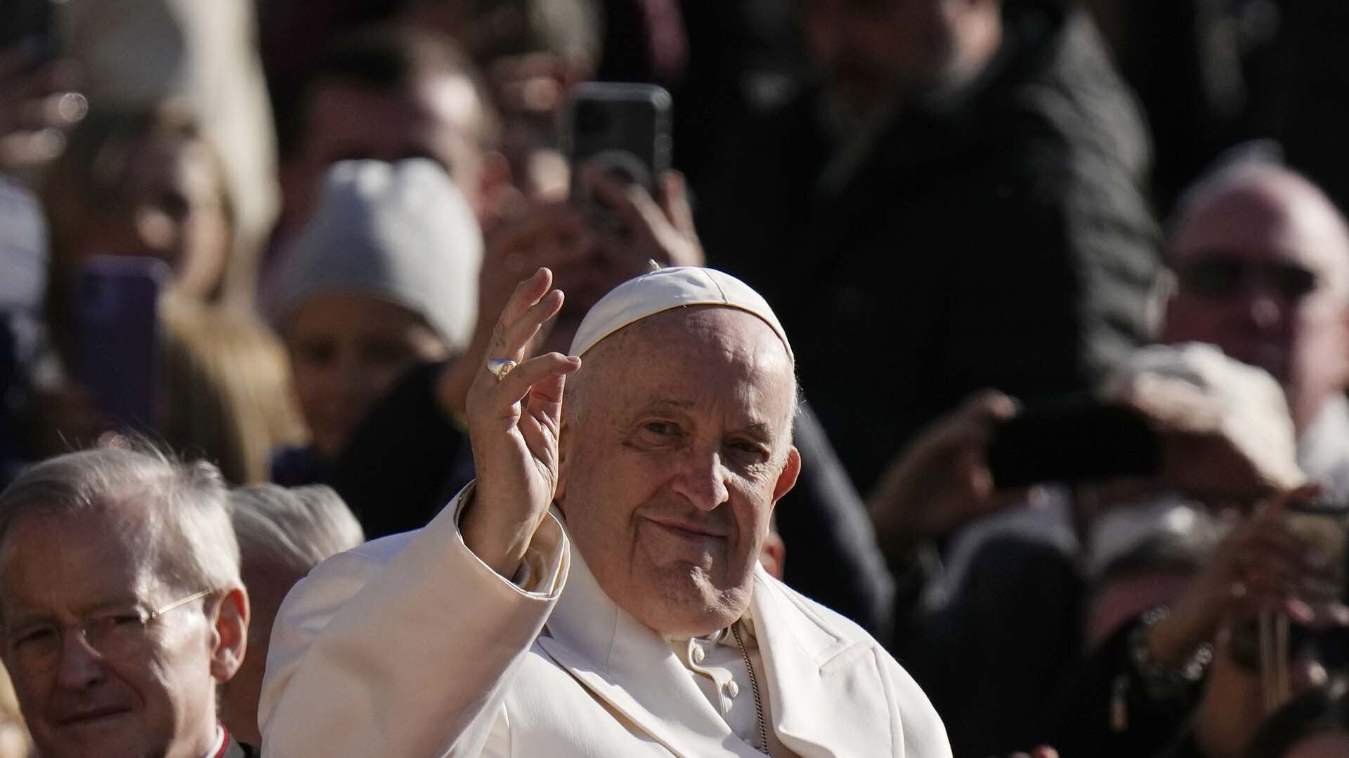 Des représentants des médias devant l'hôpital où le pape François a été hospitalisé, à Rome, le 29 mars 2023.